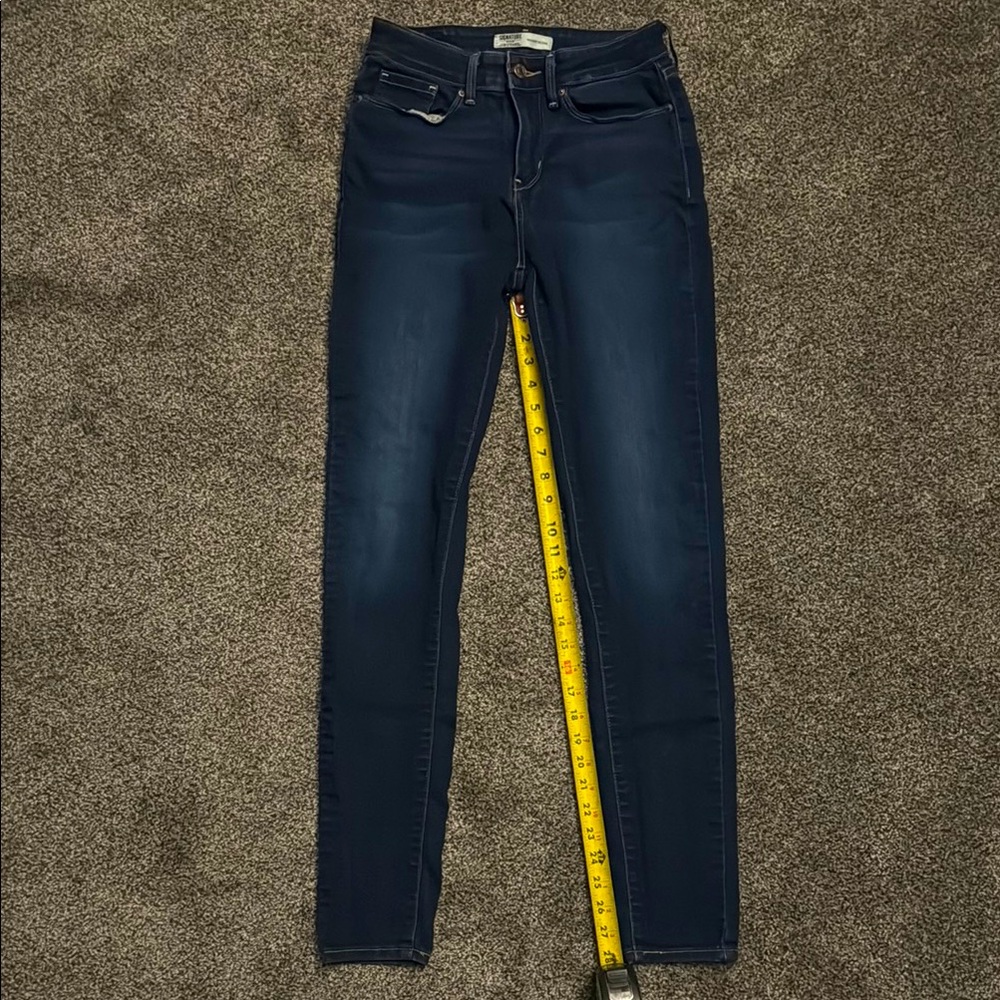 Signature Levi Mid-Rise Skinny Jeans